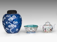 A group of chinese famille rose ware, incl. a turquoise glazed footed bowl and a 'prunus on cracked ice' ginger jar, some marked, all 19thc, tallest h 28 cm (10) - afbeelding 5 van  9