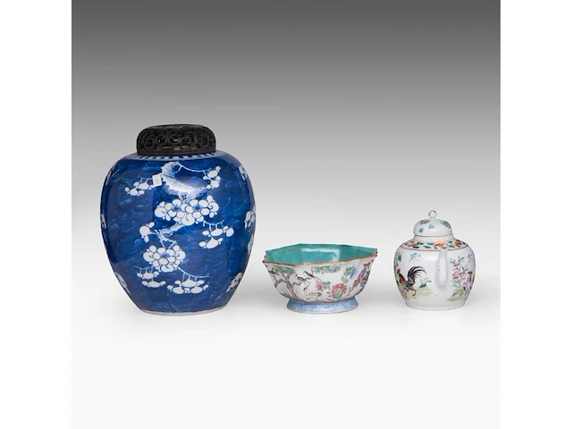 A group of chinese famille rose ware, incl. a turquoise glazed footed bowl and a 'prunus on cracked ice' ginger jar, some marked, all 19thc, tallest h 28 cm (10) - afbeelding 6 van  9