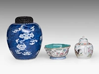 A group of chinese famille rose ware, incl. a turquoise glazed footed bowl and a 'prunus on cracked ice' ginger jar, some marked, all 19thc, tallest h 28 cm (10) - afbeelding 6 van  9