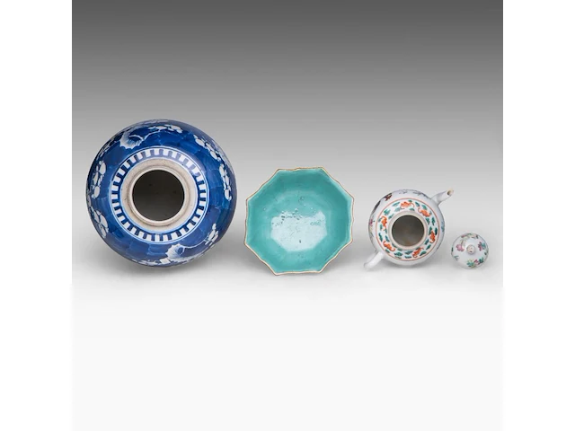A group of chinese famille rose ware, incl. a turquoise glazed footed bowl and a 'prunus on cracked ice' ginger jar, some marked, all 19thc, tallest h 28 cm (10) - afbeelding 7 van  9