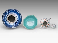 A group of chinese famille rose ware, incl. a turquoise glazed footed bowl and a 'prunus on cracked ice' ginger jar, some marked, all 19thc, tallest h 28 cm (10) - afbeelding 7 van  9