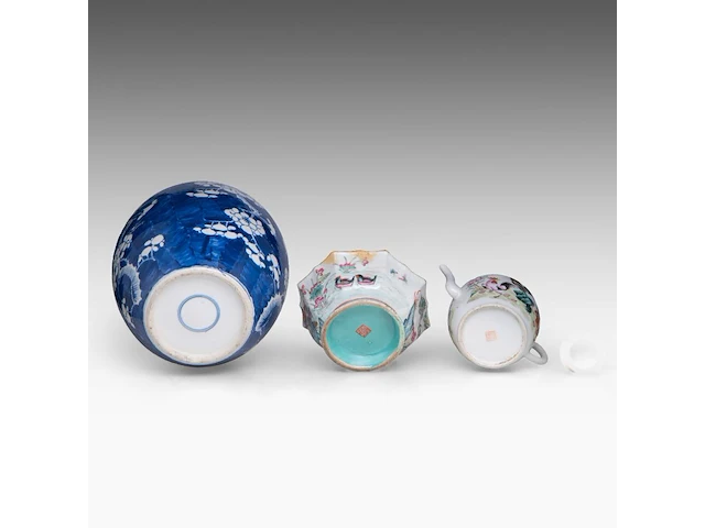 A group of chinese famille rose ware, incl. a turquoise glazed footed bowl and a 'prunus on cracked ice' ginger jar, some marked, all 19thc, tallest h 28 cm (10) - afbeelding 8 van  9