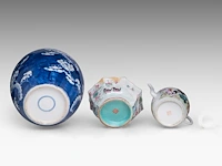 A group of chinese famille rose ware, incl. a turquoise glazed footed bowl and a 'prunus on cracked ice' ginger jar, some marked, all 19thc, tallest h 28 cm (10) - afbeelding 8 van  9