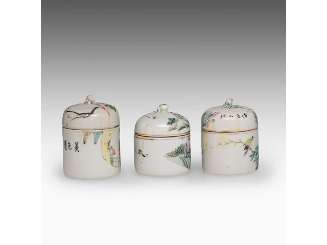 A group of chinese famille rose ware, incl. three wine warmers, some marked, republic period, tallest h 22 cm - afbeelding 2 van  22