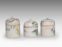 A group of chinese famille rose ware, incl. three wine warmers, some marked, republic period, tallest h 22 cm - afbeelding 2 van  22