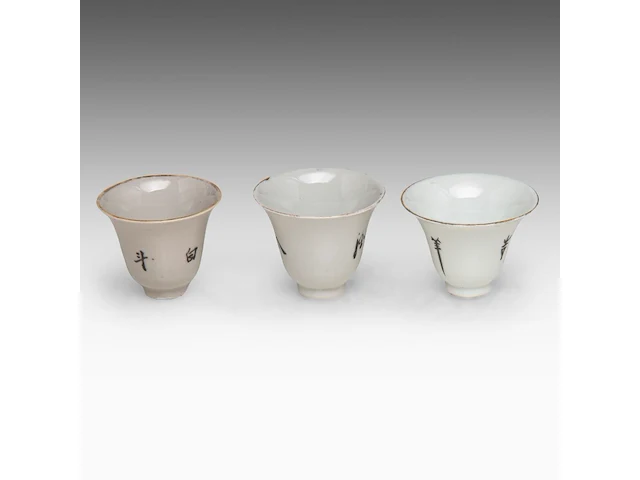 A group of chinese famille rose ware, incl. three wine warmers, some marked, republic period, tallest h 22 cm - afbeelding 5 van  22