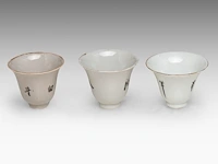 A group of chinese famille rose ware, incl. three wine warmers, some marked, republic period, tallest h 22 cm - afbeelding 5 van  22