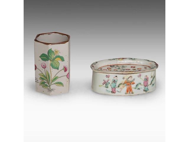 A group of chinese famille rose ware, incl. three wine warmers, some marked, republic period, tallest h 22 cm - afbeelding 8 van  22