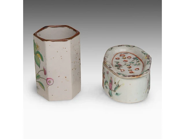 A group of chinese famille rose ware, incl. three wine warmers, some marked, republic period, tallest h 22 cm - afbeelding 9 van  22
