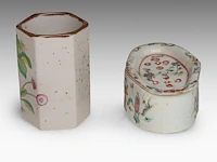 A group of chinese famille rose ware, incl. three wine warmers, some marked, republic period, tallest h 22 cm - afbeelding 9 van  22