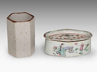 A group of chinese famille rose ware, incl. three wine warmers, some marked, republic period, tallest h 22 cm - afbeelding 10 van  22