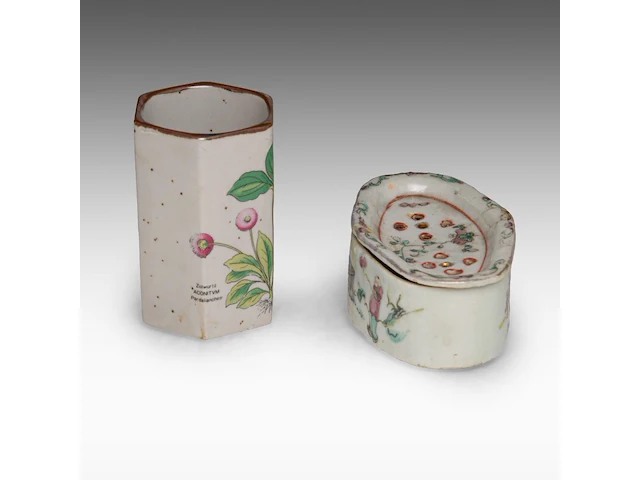 A group of chinese famille rose ware, incl. three wine warmers, some marked, republic period, tallest h 22 cm - afbeelding 11 van  22