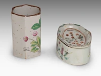 A group of chinese famille rose ware, incl. three wine warmers, some marked, republic period, tallest h 22 cm - afbeelding 11 van  22