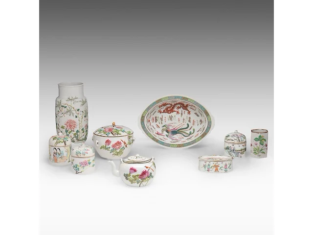 A group of chinese famille rose ware, incl. three wine warmers, some marked, republic period, tallest h 22 cm - afbeelding 1 van  22
