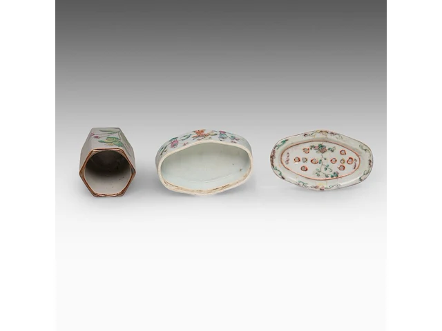A group of chinese famille rose ware, incl. three wine warmers, some marked, republic period, tallest h 22 cm - afbeelding 13 van  22