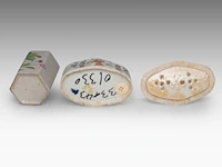 A group of chinese famille rose ware, incl. three wine warmers, some marked, republic period, tallest h 22 cm - afbeelding 14 van  22