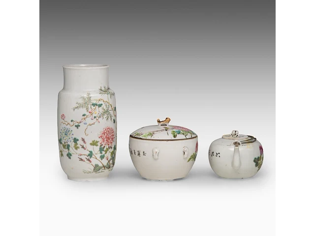 A group of chinese famille rose ware, incl. three wine warmers, some marked, republic period, tallest h 22 cm - afbeelding 17 van  22