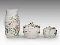 A group of chinese famille rose ware, incl. three wine warmers, some marked, republic period, tallest h 22 cm - afbeelding 17 van  22