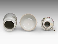 A group of chinese famille rose ware, incl. three wine warmers, some marked, republic period, tallest h 22 cm - afbeelding 18 van  22