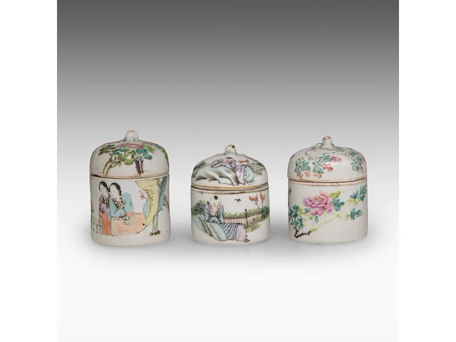 A group of chinese famille rose ware, incl. three wine warmers, some marked, republic period, tallest h 22 cm - afbeelding 20 van  22