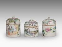 A group of chinese famille rose ware, incl. three wine warmers, some marked, republic period, tallest h 22 cm - afbeelding 20 van  22