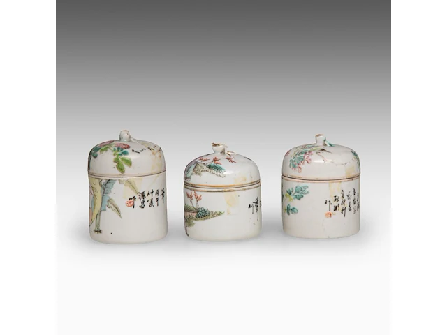 A group of chinese famille rose ware, incl. three wine warmers, some marked, republic period, tallest h 22 cm - afbeelding 21 van  22