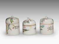 A group of chinese famille rose ware, incl. three wine warmers, some marked, republic period, tallest h 22 cm - afbeelding 21 van  22