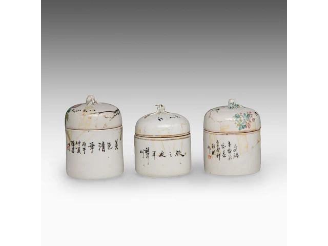 A group of chinese famille rose ware, incl. three wine warmers, some marked, republic period, tallest h 22 cm - afbeelding 22 van  22