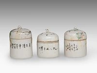 A group of chinese famille rose ware, incl. three wine warmers, some marked, republic period, tallest h 22 cm - afbeelding 22 van  22