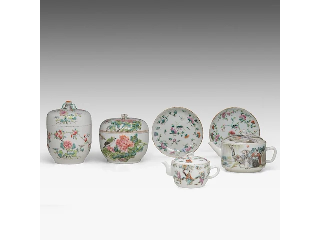 A group of chinese famille rose ware, incl. two fine teapots, some signed, some marked and of the tongzhi period, tallest h 16,5 cm (6) - afbeelding 1 van  10