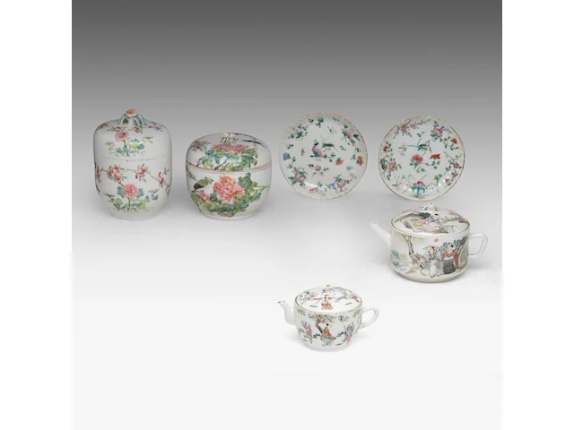 A group of chinese famille rose ware, incl. two fine teapots, some signed, some marked and of the tongzhi period, tallest h 16,5 cm (6) - afbeelding 3 van  10