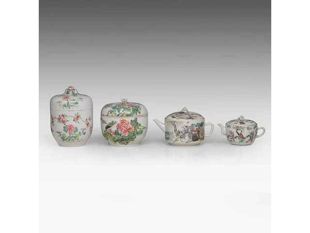 A group of chinese famille rose ware, incl. two fine teapots, some signed, some marked and of the tongzhi period, tallest h 16,5 cm (6) - afbeelding 4 van  10