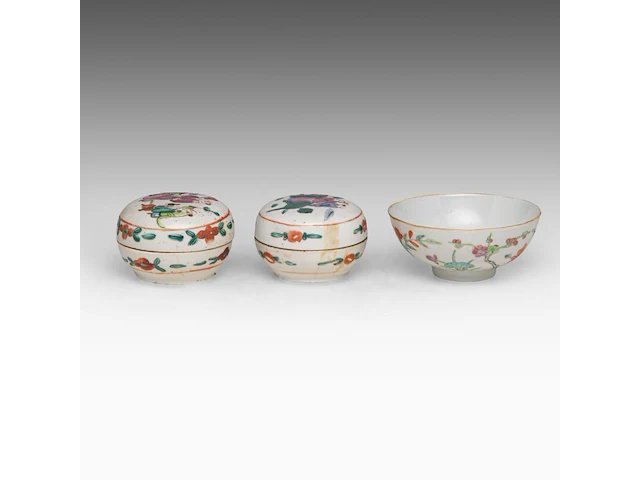 A group of chinese famille rose ware, including a fine teapot and a food warmer, republic period, tallest h 27,5 cm (7) - afbeelding 2 van  14