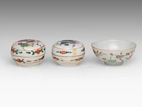 A group of chinese famille rose ware, including a fine teapot and a food warmer, republic period, tallest h 27,5 cm (7) - afbeelding 2 van  14