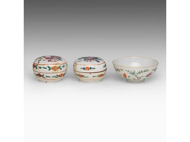 A group of chinese famille rose ware, including a fine teapot and a food warmer, republic period, tallest h 27,5 cm (7) - afbeelding 3 van  14