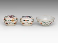 A group of chinese famille rose ware, including a fine teapot and a food warmer, republic period, tallest h 27,5 cm (7) - afbeelding 3 van  14