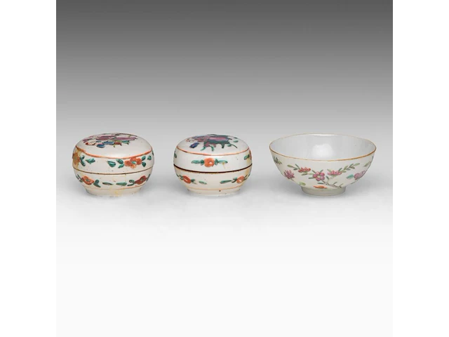 A group of chinese famille rose ware, including a fine teapot and a food warmer, republic period, tallest h 27,5 cm (7) - afbeelding 4 van  14