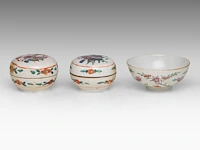 A group of chinese famille rose ware, including a fine teapot and a food warmer, republic period, tallest h 27,5 cm (7) - afbeelding 4 van  14