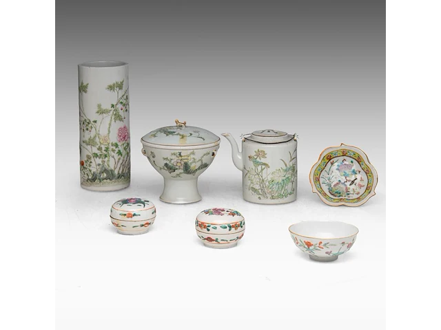A group of chinese famille rose ware, including a fine teapot and a food warmer, republic period, tallest h 27,5 cm (7) - afbeelding 1 van  14