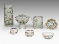 A group of chinese famille rose ware, including a fine teapot and a food warmer, republic period, tallest h 27,5 cm (7)