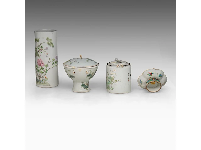 A group of chinese famille rose ware, including a fine teapot and a food warmer, republic period, tallest h 27,5 cm (7) - afbeelding 7 van  14