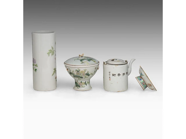 A group of chinese famille rose ware, including a fine teapot and a food warmer, republic period, tallest h 27,5 cm (7) - afbeelding 8 van  14