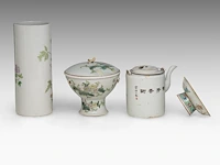 A group of chinese famille rose ware, including a fine teapot and a food warmer, republic period, tallest h 27,5 cm (7) - afbeelding 8 van  14