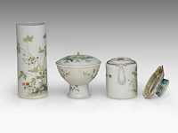 A group of chinese famille rose ware, including a fine teapot and a food warmer, republic period, tallest h 27,5 cm (7) - afbeelding 9 van  14