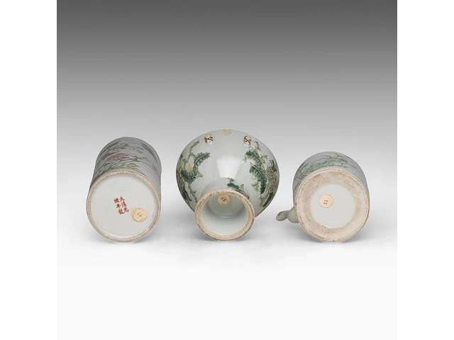 A group of chinese famille rose ware, including a fine teapot and a food warmer, republic period, tallest h 27,5 cm (7) - afbeelding 11 van  14