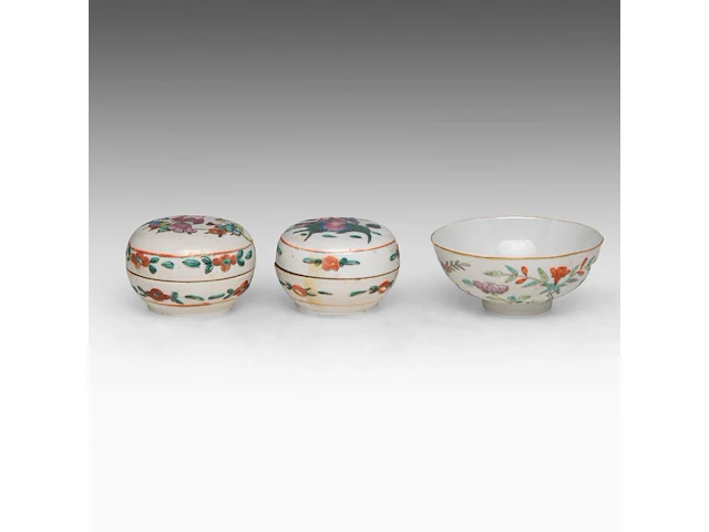 A group of chinese famille rose ware, including a fine teapot and a food warmer, republic period, tallest h 27,5 cm (7) - afbeelding 14 van  14