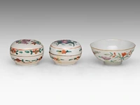 A group of chinese famille rose ware, including a fine teapot and a food warmer, republic period, tallest h 27,5 cm (7) - afbeelding 14 van  14