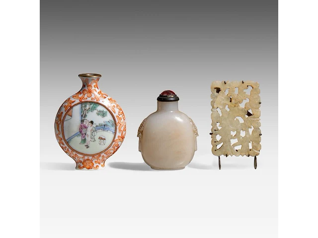 A group of chinese pocket things, incl. a snuff bottle with an erotic scene, republic period, h 6 - 7,3 cm / 5,7 x 3,7 cm (3) - afbeelding 1 van  7