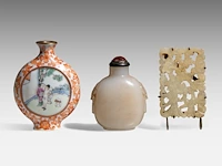 A group of chinese pocket things, incl. a snuff bottle with an erotic scene, republic period, h 6 - 7,3 cm / 5,7 x 3,7 cm (3)