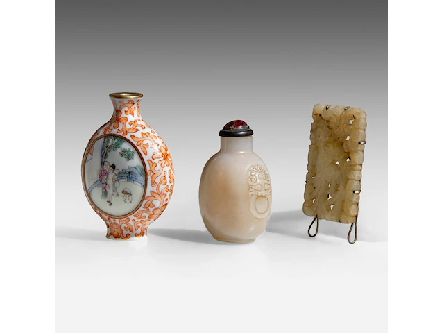 A group of chinese pocket things, incl. a snuff bottle with an erotic scene, republic period, h 6 - 7,3 cm / 5,7 x 3,7 cm (3) - afbeelding 2 van  7